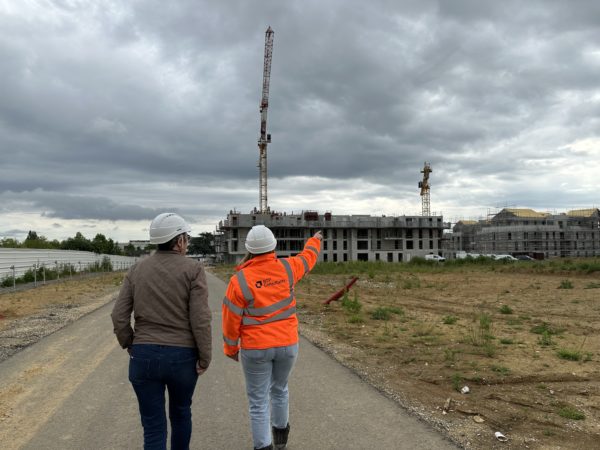 Aurélie Picault, responsable de groupe, en visite de son chantier à Plaisir