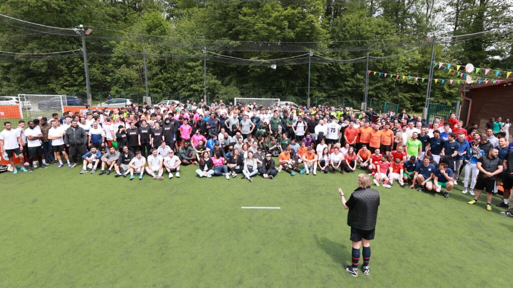 Briefing du coach avant le tournoi de football à Meudon, mai 2024, un moment sportif et fédérateur pour nos collaborateurs