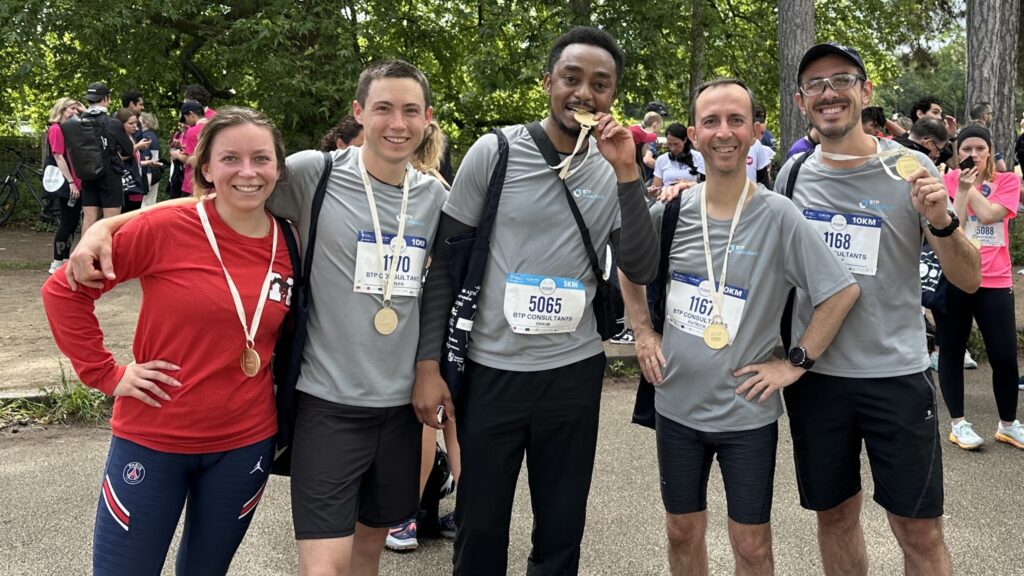 A la ligne d'arrivée de la course Foulée de l'immobilier, au Bois de Boulogne, juin 2024, avec Jérémy, Patrick, Hakim, Ronan et Katarina. Un moment sportif et fédérateur pour nos collaborateurs