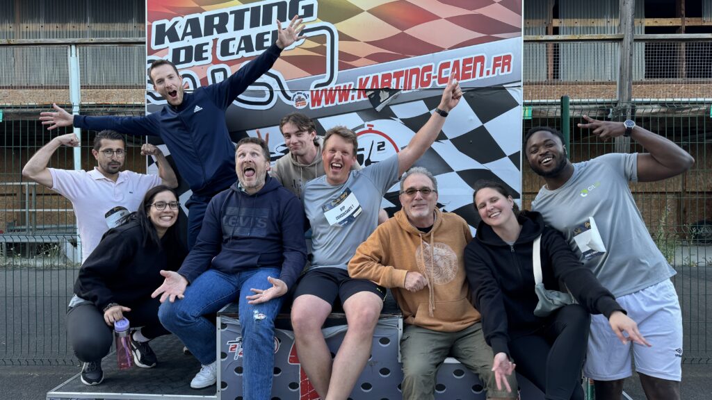 Clap de fin avec une photo d'équipe, après le Rosalie Trophy, course fun à Caen, un moment sportif et fédérateur pour nos collaborateurs